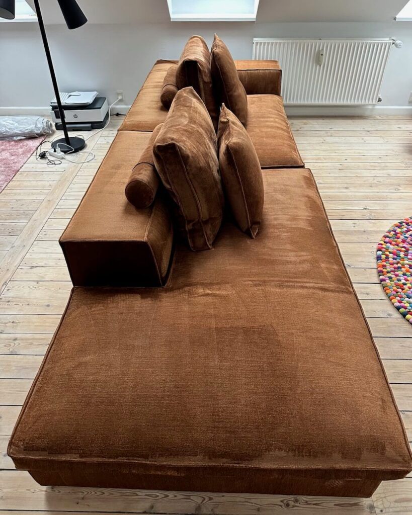 Brun sofa — efter
