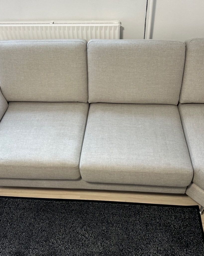 Grå sofa — efter
